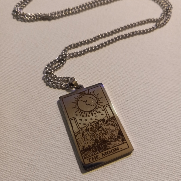 The moon tarot card necklace - Picture 3 of 8